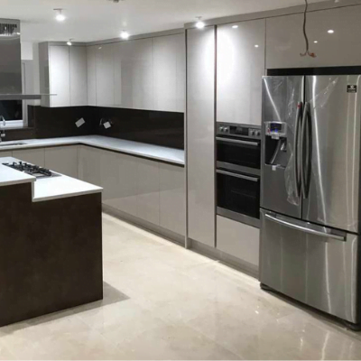 Handleless grey gloss kitchen fitted in Reading with mocha island, white quartz worktop, brown glass splashback and double ovens